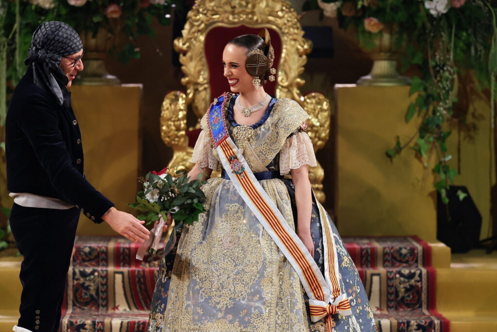 La Corte de Honor recibe sus bandas en una de las noches más emotivas de la Exaltación 66 La Corte de Honor recibe sus bandas 61