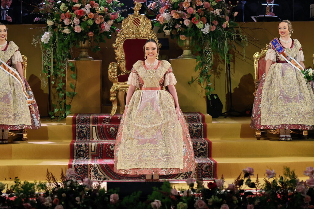 La Corte de Honor recibe sus bandas en una de las noches más emotivas de la Exaltación 67 La Corte de Honor recibe sus bandas 62