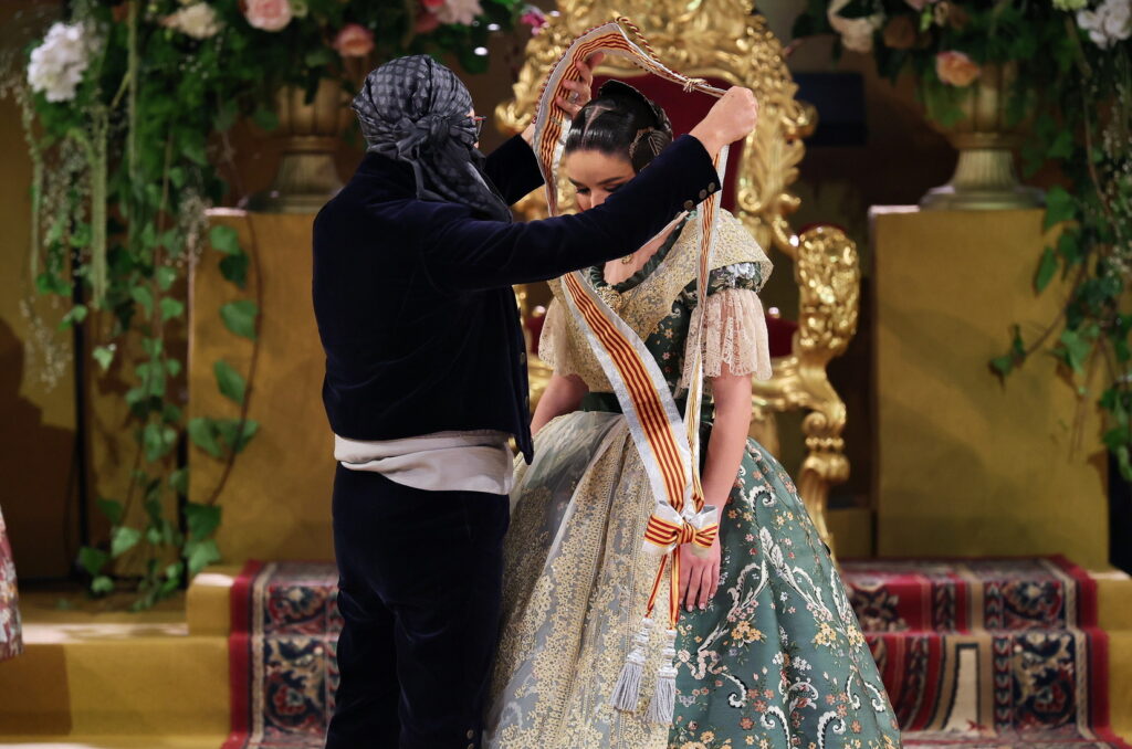 La Corte de Honor recibe sus bandas en una de las noches más emotivas de la Exaltación 68 La Corte de Honor recibe sus bandas 63