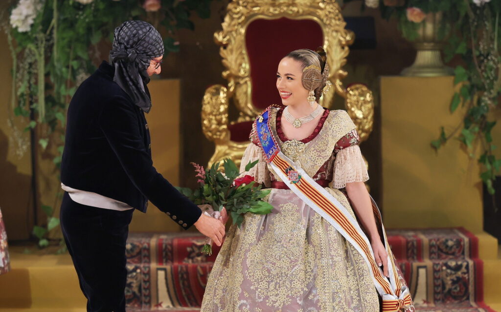 La Corte de Honor recibe sus bandas en una de las noches más emotivas de la Exaltación 69 La Corte de Honor recibe sus bandas 64