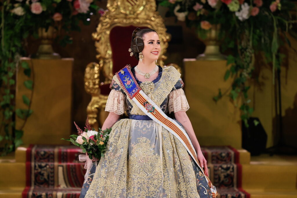 La Corte de Honor recibe sus bandas en una de las noches más emotivas de la Exaltación 70 La Corte de Honor recibe sus bandas 65