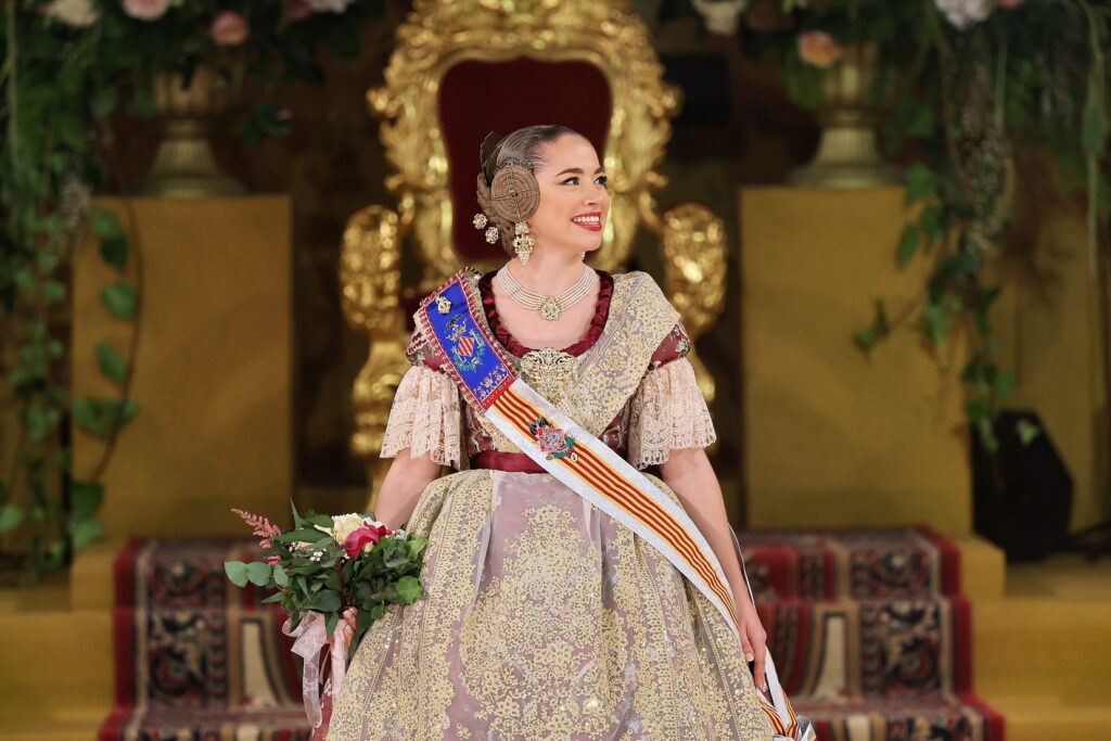 La Corte de Honor recibe sus bandas en una de las noches más emotivas de la Exaltación 71 La Corte de Honor recibe sus bandas 66