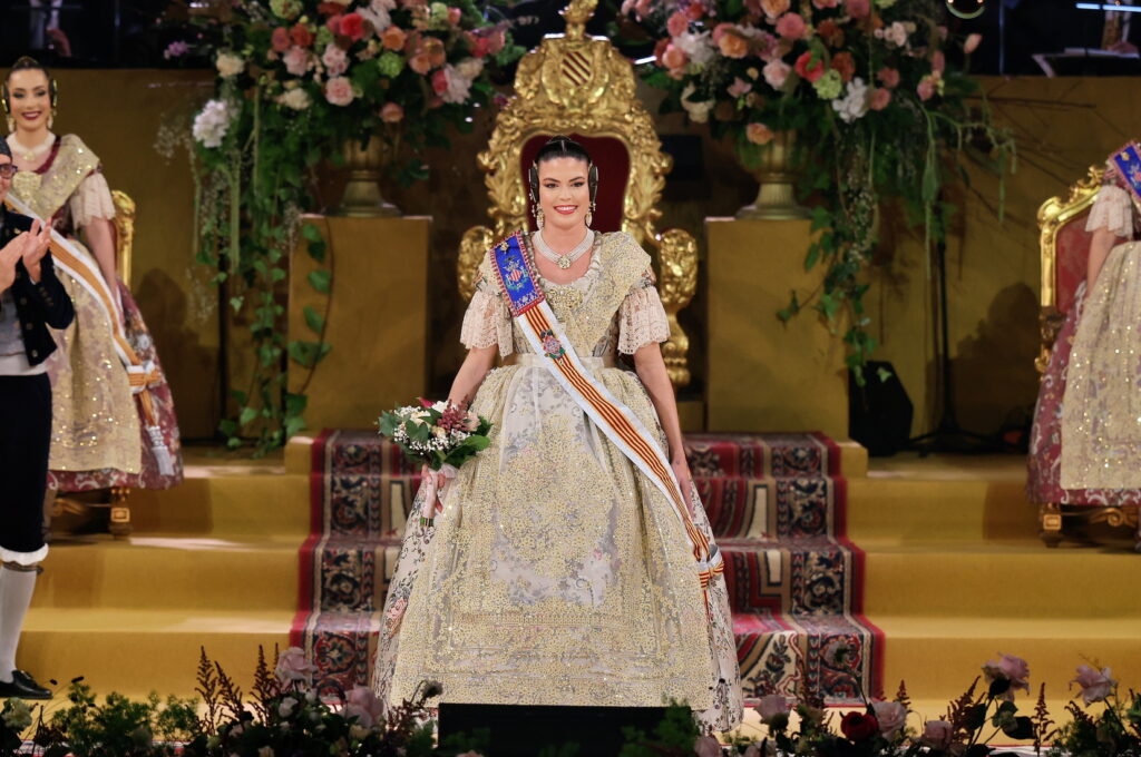 La Corte de Honor recibe sus bandas en una de las noches más emotivas de la Exaltación 73 La Corte de Honor recibe sus bandas 68