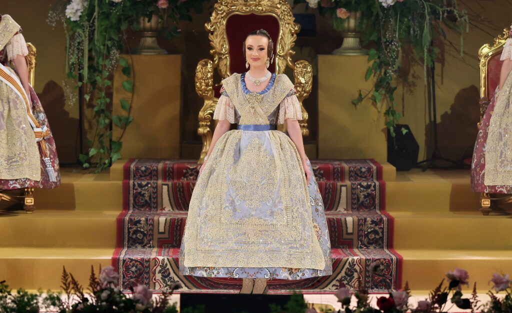 La Corte de Honor recibe sus bandas en una de las noches más emotivas de la Exaltación 74 La Corte de Honor recibe sus bandas 69