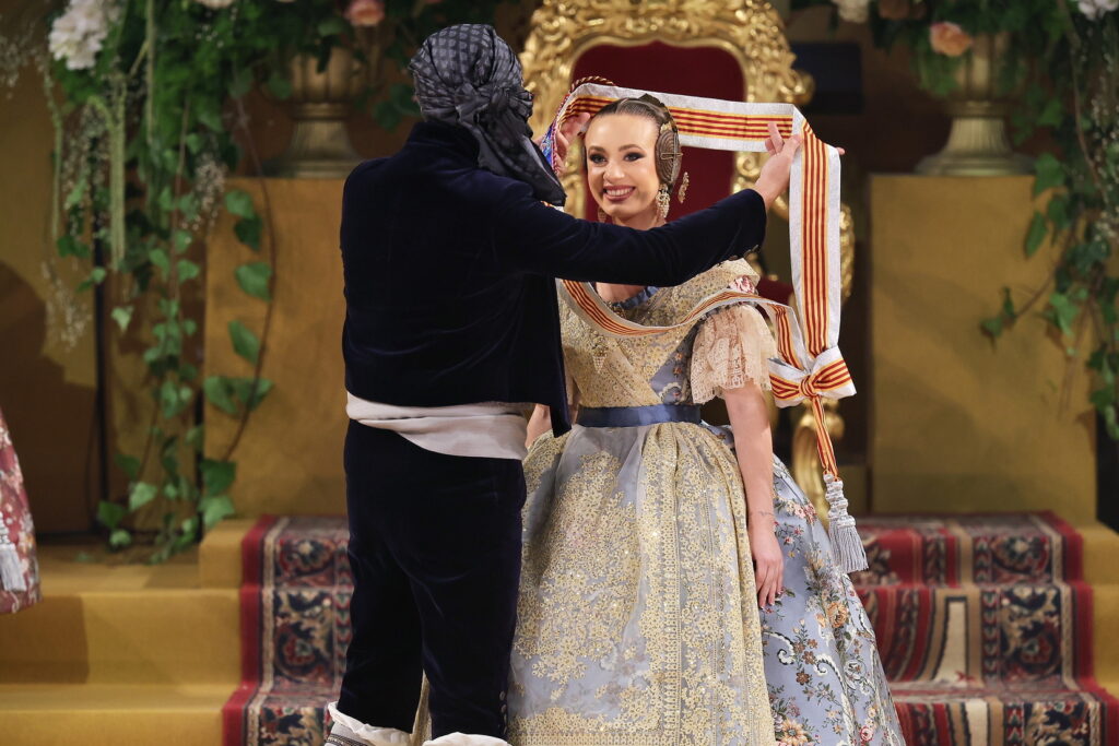 La Corte de Honor recibe sus bandas en una de las noches más emotivas de la Exaltación 75 La Corte de Honor recibe sus bandas 70