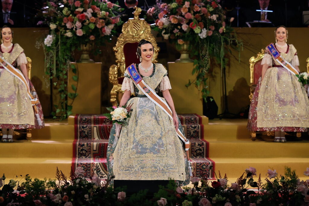 La Corte de Honor recibe sus bandas en una de las noches más emotivas de la Exaltación 76 La Corte de Honor recibe sus bandas 71