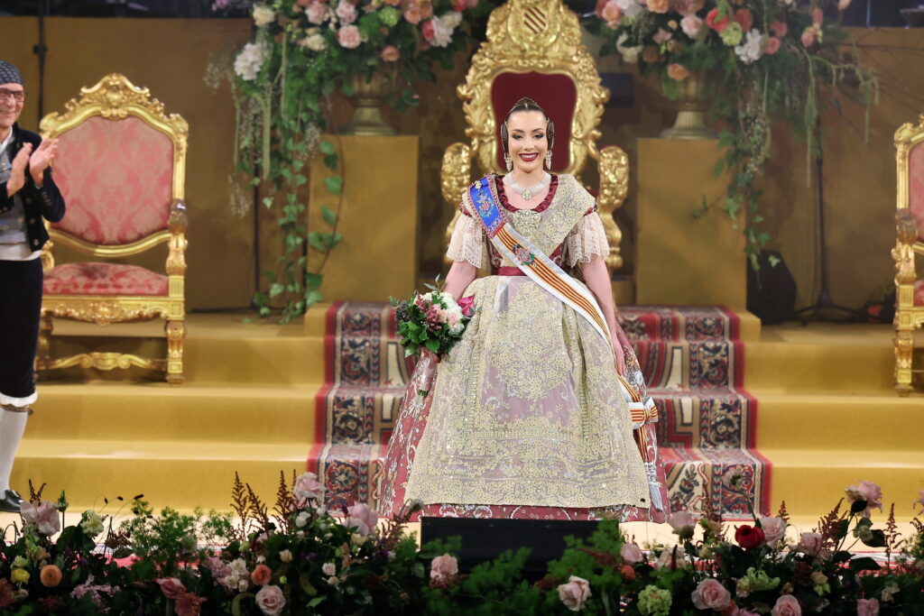 La Corte de Honor recibe sus bandas en una de las noches más emotivas de la Exaltación 77 La Corte de Honor recibe sus bandas 72