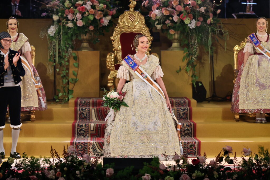 La Corte de Honor recibe sus bandas en una de las noches más emotivas de la Exaltación 79 La Corte de Honor recibe sus bandas 74