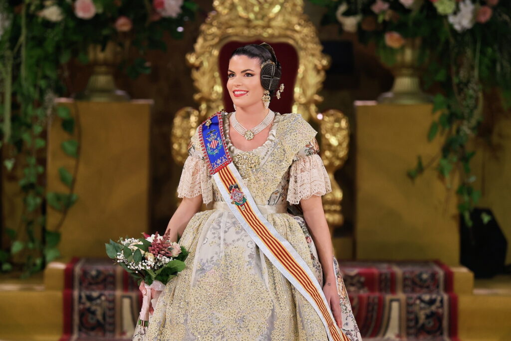 La Corte de Honor recibe sus bandas en una de las noches más emotivas de la Exaltación 4 La Corte de Honor recibe sus bandas 77