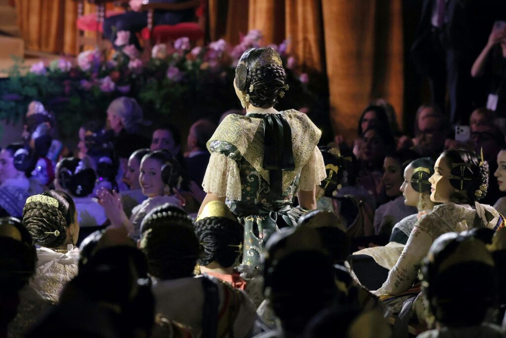 La Corte de Honor recibe sus bandas en una de las noches más emotivas de la Exaltación 5 La Corte de Honor recibe sus bandas 78