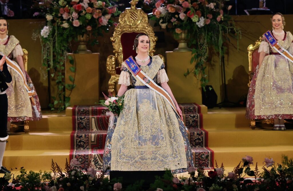 La Corte de Honor recibe sus bandas en una de las noches más emotivas de la Exaltación 13 La Corte de Honor recibe sus bandas 8