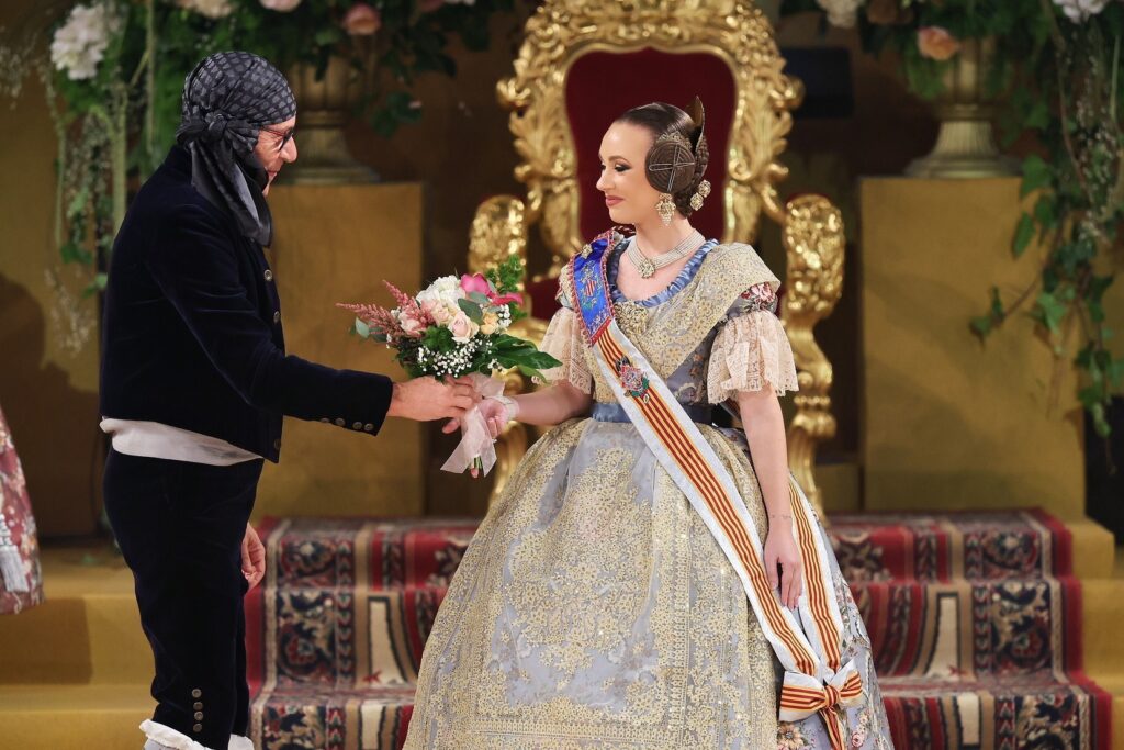 La Corte de Honor recibe sus bandas en una de las noches más emotivas de la Exaltación 14 La Corte de Honor recibe sus bandas 9