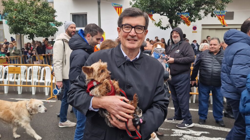 El día en que Valencia vuelve a bendecir a sus animales (y por qué esta edición ha sido especial) 87 bendicion de animales de la calle Sagunto reune a miles de personas en Valencia por San Antonio Abad 20260117 104730 112 Mediana