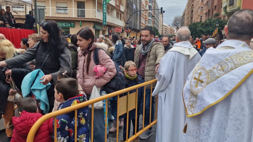 El día en que Valencia vuelve a bendecir a sus animales (y por qué esta edición ha sido especial) 113 bendicion de animales de la calle Sagunto reune a miles de personas en Valencia por San Antonio Abad 20260117 104730 165 Mediana
