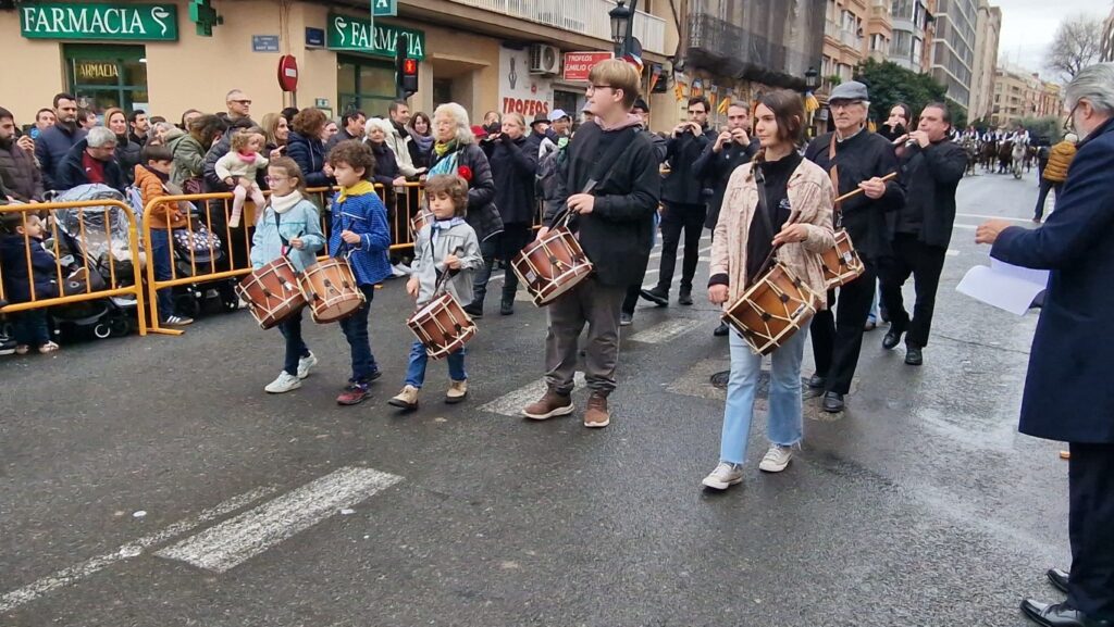 El día en que Valencia vuelve a bendecir a sus animales (y por qué esta edición ha sido especial) 196 bendicion de animales de la calle Sagunto reune a miles de personas en Valencia por San Antonio Abad 20260117 104730 333 Mediana