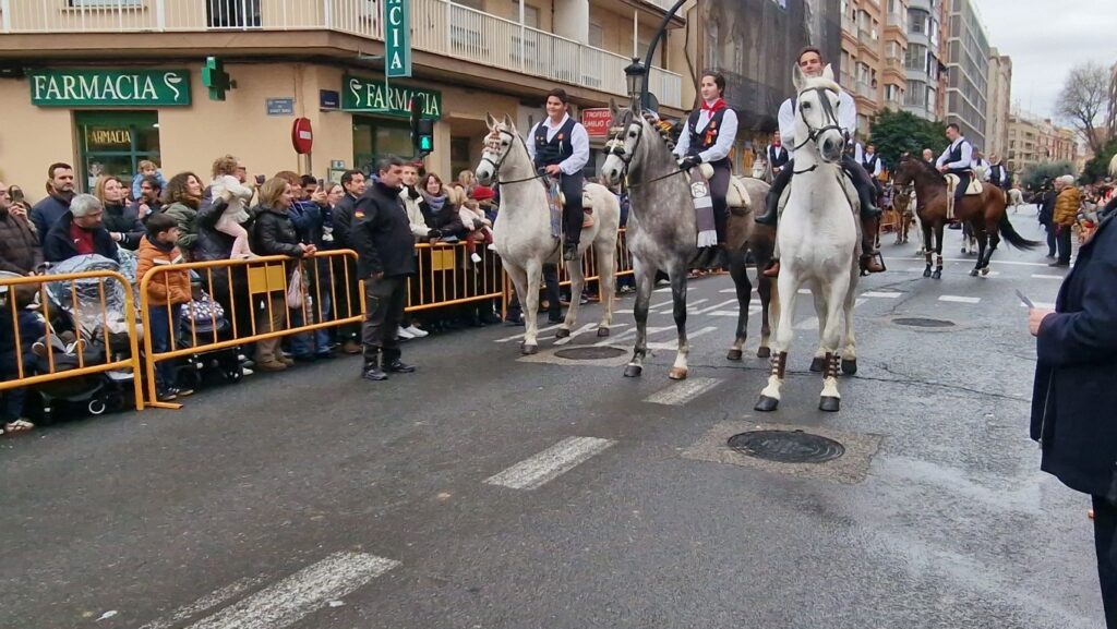 El día en que Valencia vuelve a bendecir a sus animales (y por qué esta edición ha sido especial) 199 bendicion de animales de la calle Sagunto reune a miles de personas en Valencia por San Antonio Abad 20260117 104730 339 Mediana