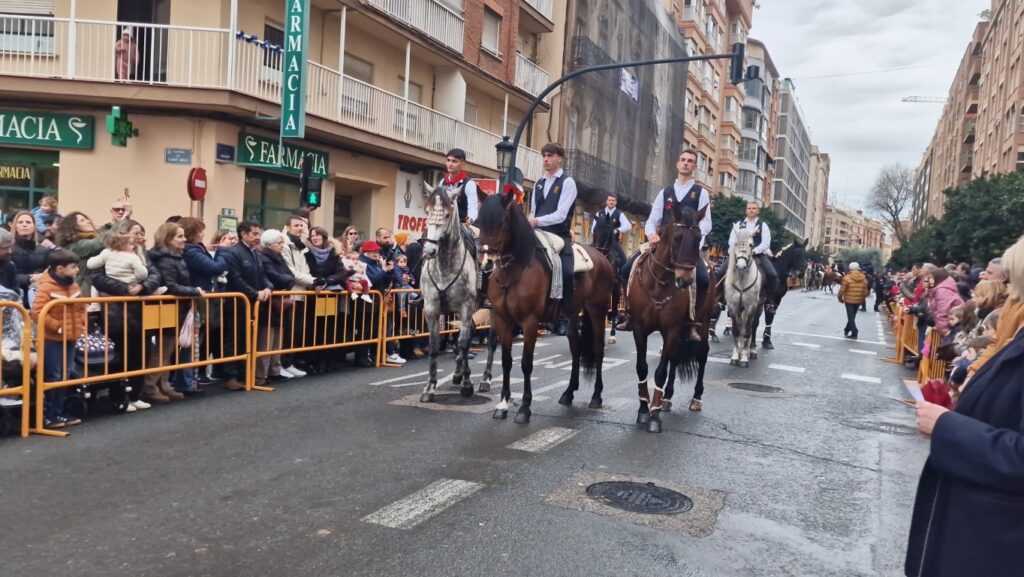 El día en que Valencia vuelve a bendecir a sus animales (y por qué esta edición ha sido especial) 200 bendicion de animales de la calle Sagunto reune a miles de personas en Valencia por San Antonio Abad 20260117 104730 342 Mediana