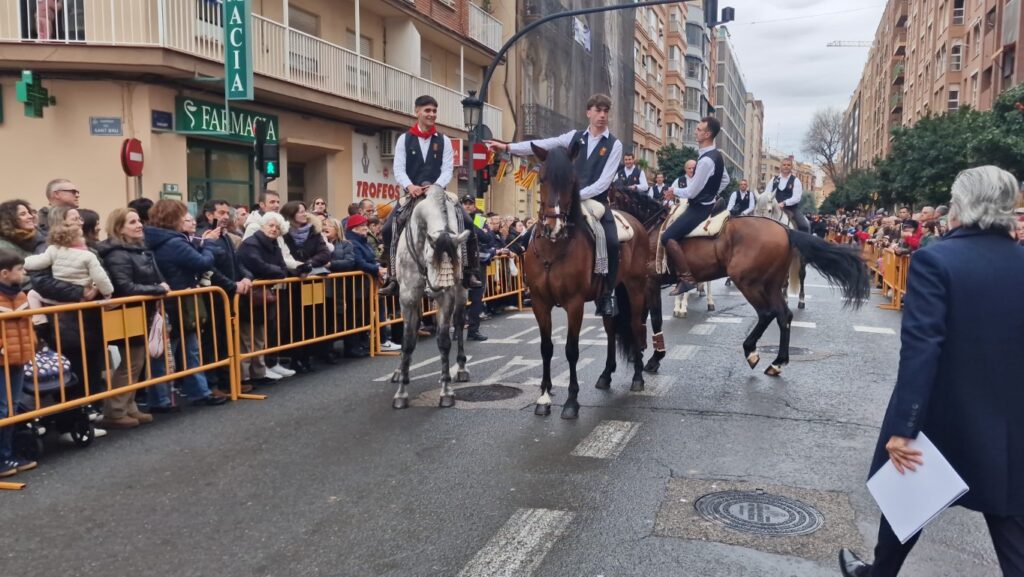 El día en que Valencia vuelve a bendecir a sus animales (y por qué esta edición ha sido especial) 201 bendicion de animales de la calle Sagunto reune a miles de personas en Valencia por San Antonio Abad 20260117 104730 345 Mediana