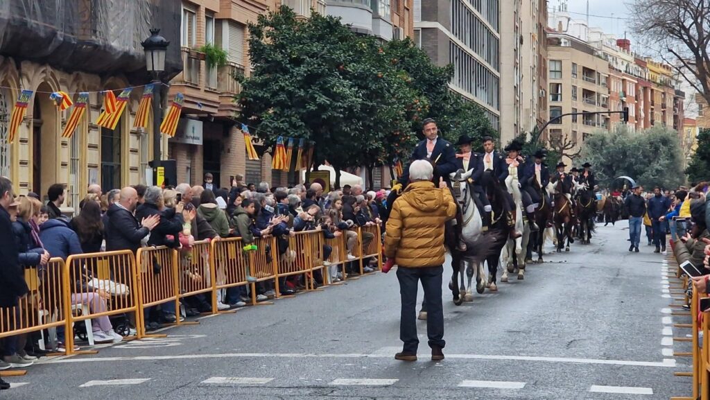 El día en que Valencia vuelve a bendecir a sus animales (y por qué esta edición ha sido especial) 206 bendicion de animales de la calle Sagunto reune a miles de personas en Valencia por San Antonio Abad 20260117 104730 354 Mediana