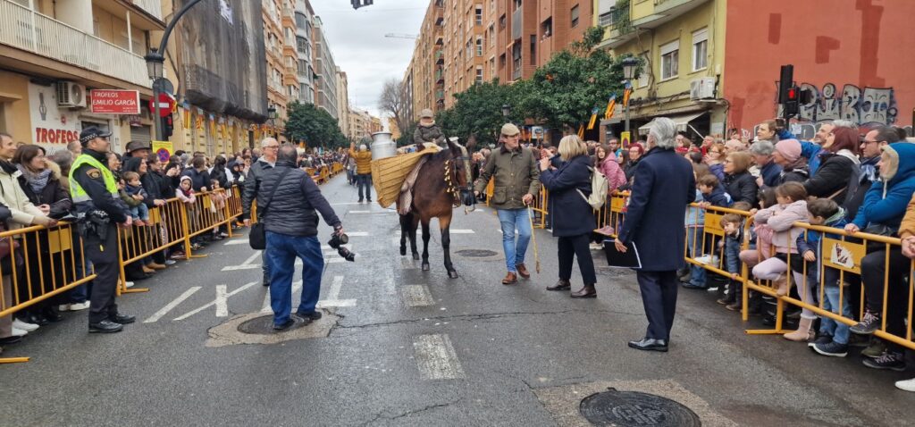 El día en que Valencia vuelve a bendecir a sus animales (y por qué esta edición ha sido especial) 212 bendicion de animales de la calle Sagunto reune a miles de personas en Valencia por San Antonio Abad 20260117 104730 370 Mediana
