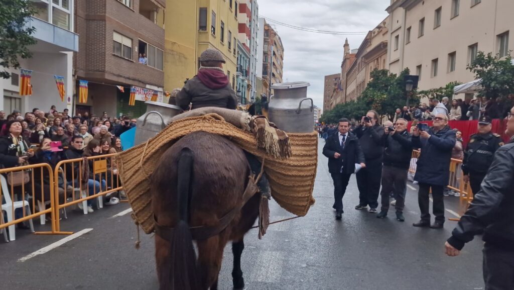 El día en que Valencia vuelve a bendecir a sus animales (y por qué esta edición ha sido especial) 216 bendicion de animales de la calle Sagunto reune a miles de personas en Valencia por San Antonio Abad 20260117 104730 374 Mediana