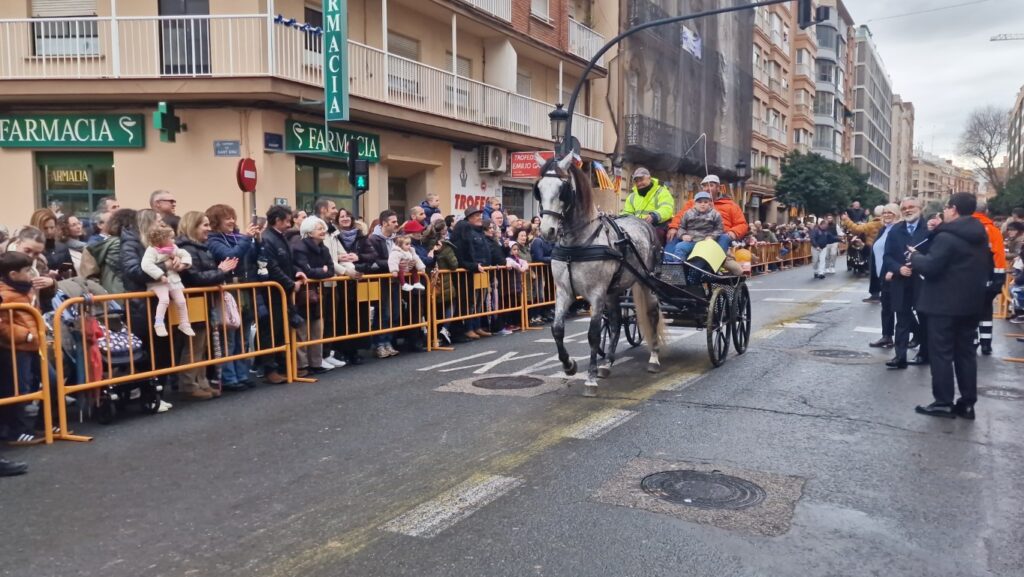 El día en que Valencia vuelve a bendecir a sus animales (y por qué esta edición ha sido especial) 221 bendicion de animales de la calle Sagunto reune a miles de personas en Valencia por San Antonio Abad 20260117 104730 390 Mediana