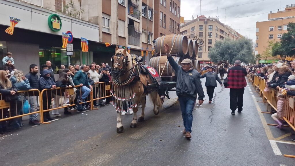 El día en que Valencia vuelve a bendecir a sus animales (y por qué esta edición ha sido especial) 237 bendicion de animales de la calle Sagunto reune a miles de personas en Valencia por San Antonio Abad 20260117 104730 416 Mediana
