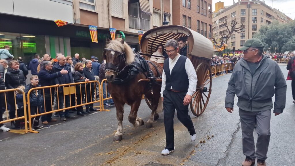 El día en que Valencia vuelve a bendecir a sus animales (y por qué esta edición ha sido especial) 239 bendicion de animales de la calle Sagunto reune a miles de personas en Valencia por San Antonio Abad 20260117 104730 418 Mediana