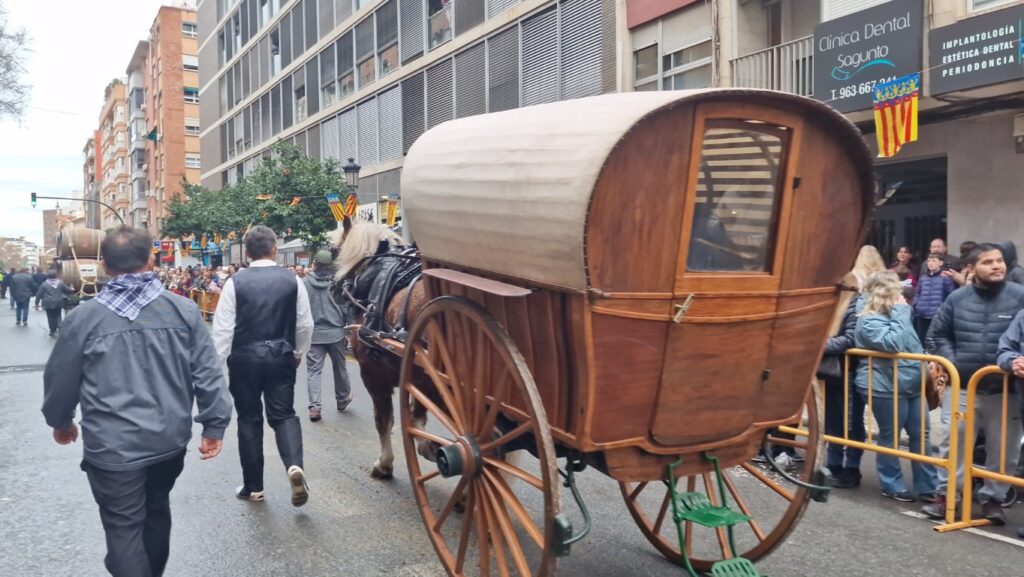 El día en que Valencia vuelve a bendecir a sus animales (y por qué esta edición ha sido especial) 240 bendicion de animales de la calle Sagunto reune a miles de personas en Valencia por San Antonio Abad 20260117 104730 419 Mediana