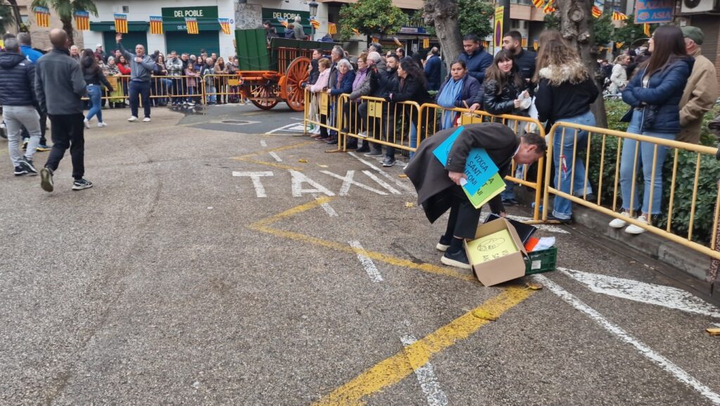 El día en que Valencia vuelve a bendecir a sus animales (y por qué esta edición ha sido especial) 243 bendicion de animales de la calle Sagunto reune a miles de personas en Valencia por San Antonio Abad 20260117 104730 422 Mediana