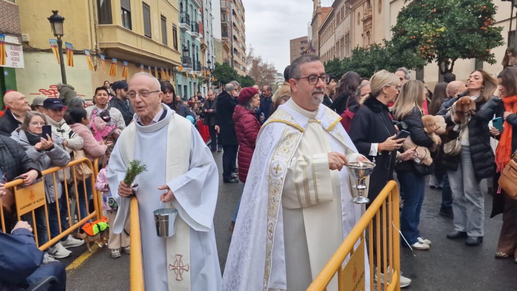El día en que Valencia vuelve a bendecir a sus animales (y por qué esta edición ha sido especial) 9 bendicion de animales de la calle Sagunto reune a miles de personas en Valencia por San Antonio Abad 20260117 104730 53 Mediana