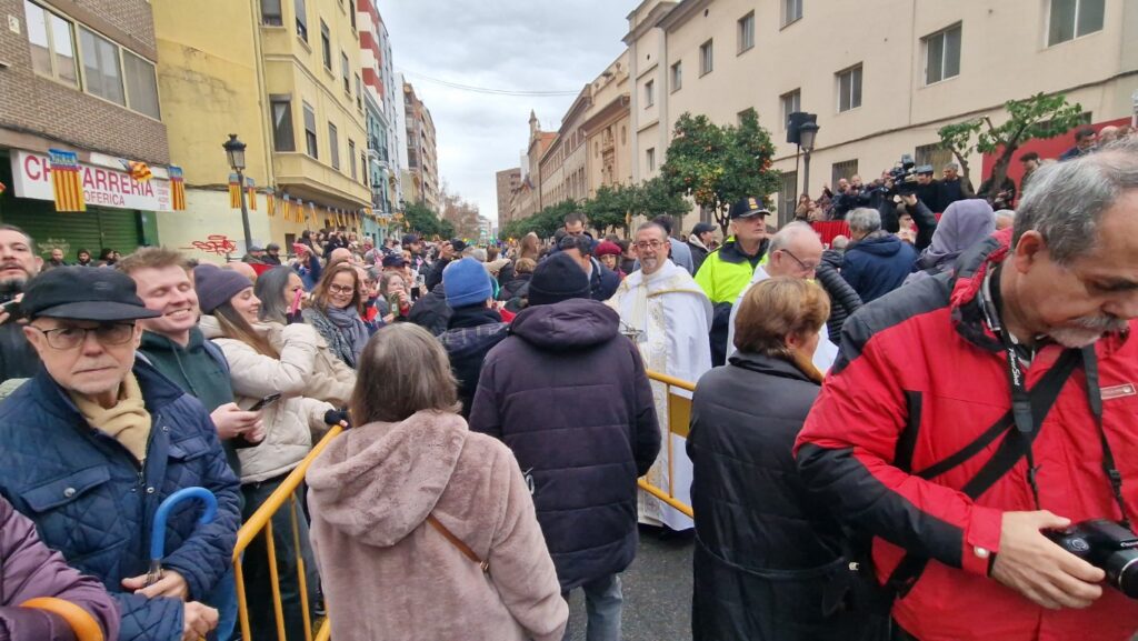 El día en que Valencia vuelve a bendecir a sus animales (y por qué esta edición ha sido especial) 16 bendicion de animales de la calle Sagunto reune a miles de personas en Valencia por San Antonio Abad 20260117 104730 74 Mediana