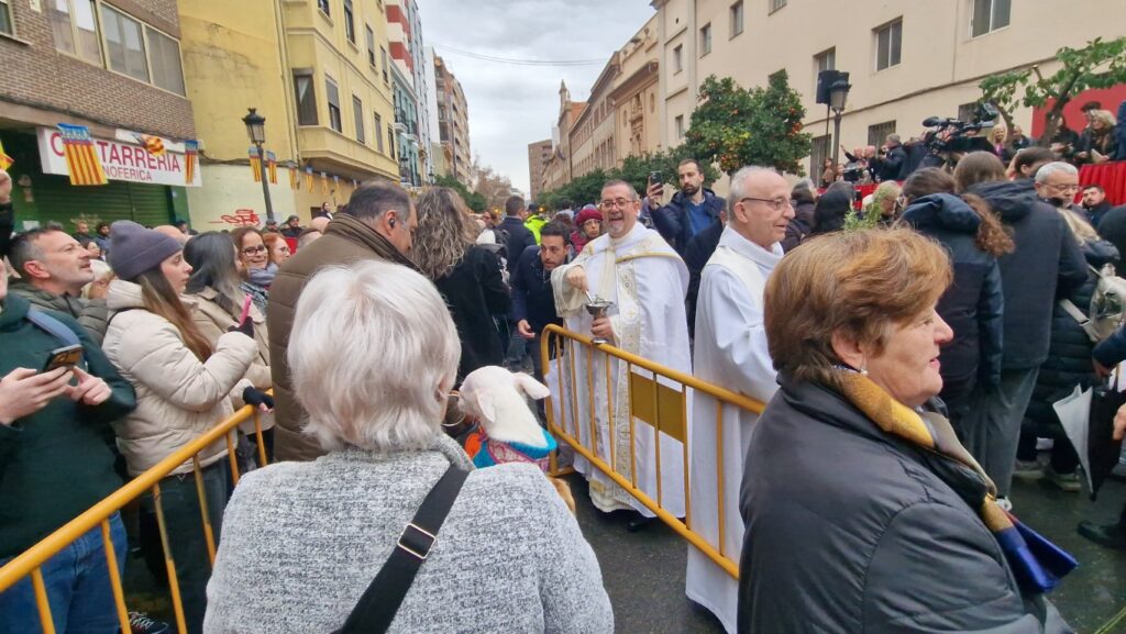 El día en que Valencia vuelve a bendecir a sus animales (y por qué esta edición ha sido especial) 19 bendicion de animales de la calle Sagunto reune a miles de personas en Valencia por San Antonio Abad 20260117 104730 79 Mediana