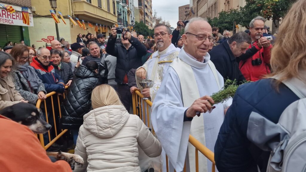 El día en que Valencia vuelve a bendecir a sus animales (y por qué esta edición ha sido especial) 28 bendicion de animales de la calle Sagunto reune a miles de personas en Valencia por San Antonio Abad 20260117 104730 92 Mediana