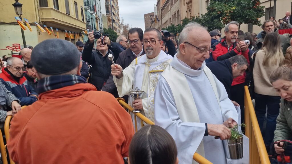 El día en que Valencia vuelve a bendecir a sus animales (y por qué esta edición ha sido especial) 29 bendicion de animales de la calle Sagunto reune a miles de personas en Valencia por San Antonio Abad 20260117 104730 93 Mediana
