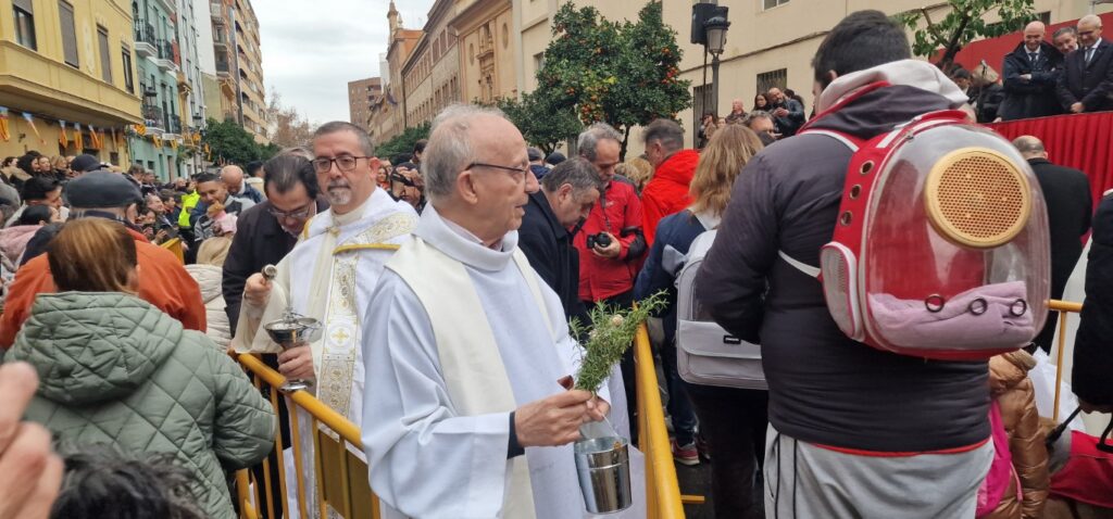 El día en que Valencia vuelve a bendecir a sus animales (y por qué esta edición ha sido especial) 77 bendicion de animales de la calle Sagunto reune a miles de personas en Valencia por San Antonio Abad 20260117 104730 97 Mediana
