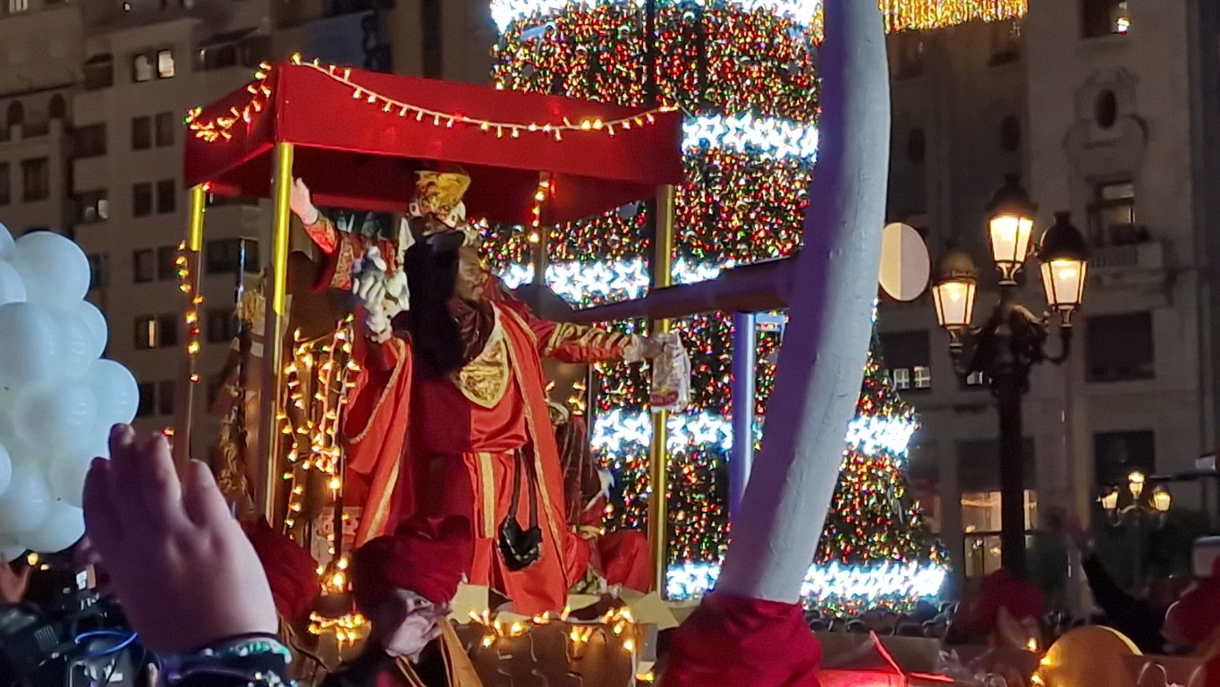 cabalgata reyes magos valencia 2026 01 05 at 17.17.15 76 Mediana