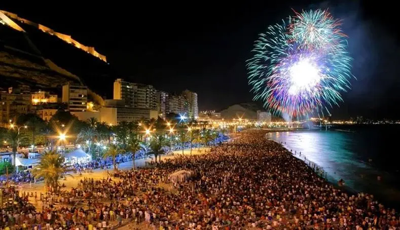 fuegos artificiales postiguet.jpg
