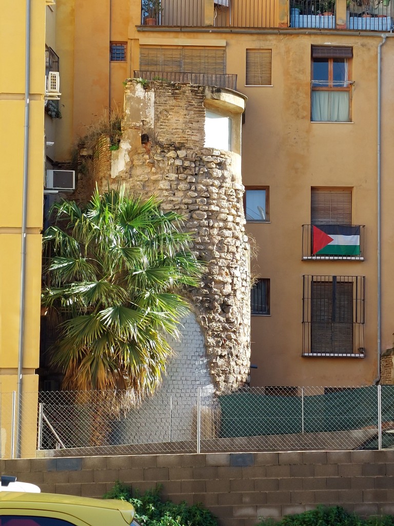 La torre “milagro” de la muralla árabe de Valencia: un vestigio oculto entre edificios 2 muralla arabe de Valencia 1 Mediana