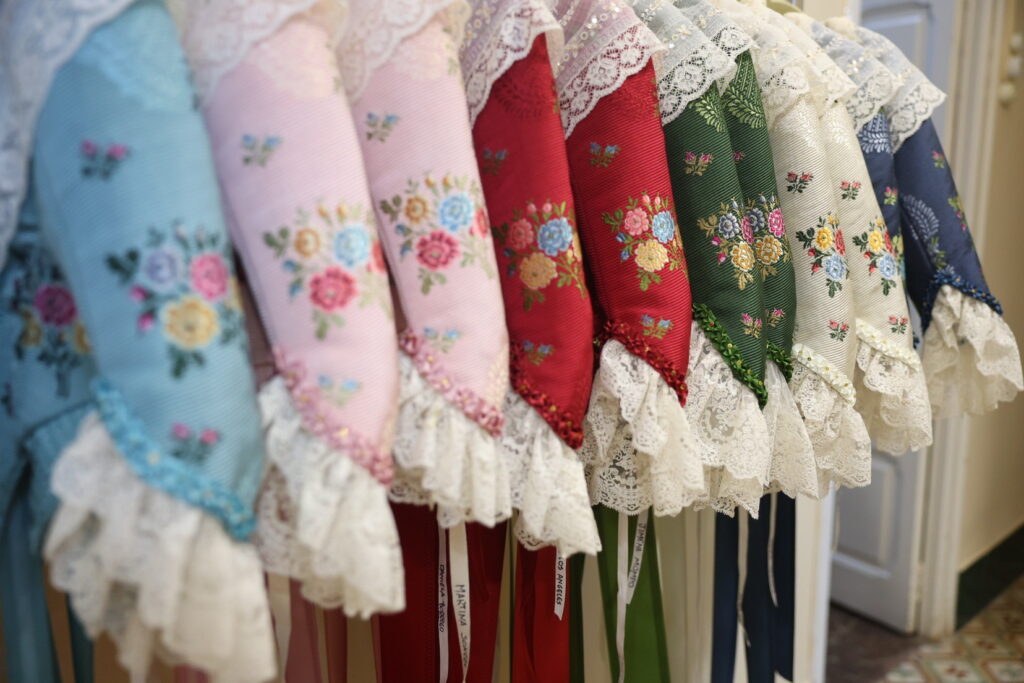 El traje de Marta Mercader Roig para la exaltación de Carmen: tradición, luz y delicadeza en seda Lidón 2 segundo oficial marta fmiv 2026 13