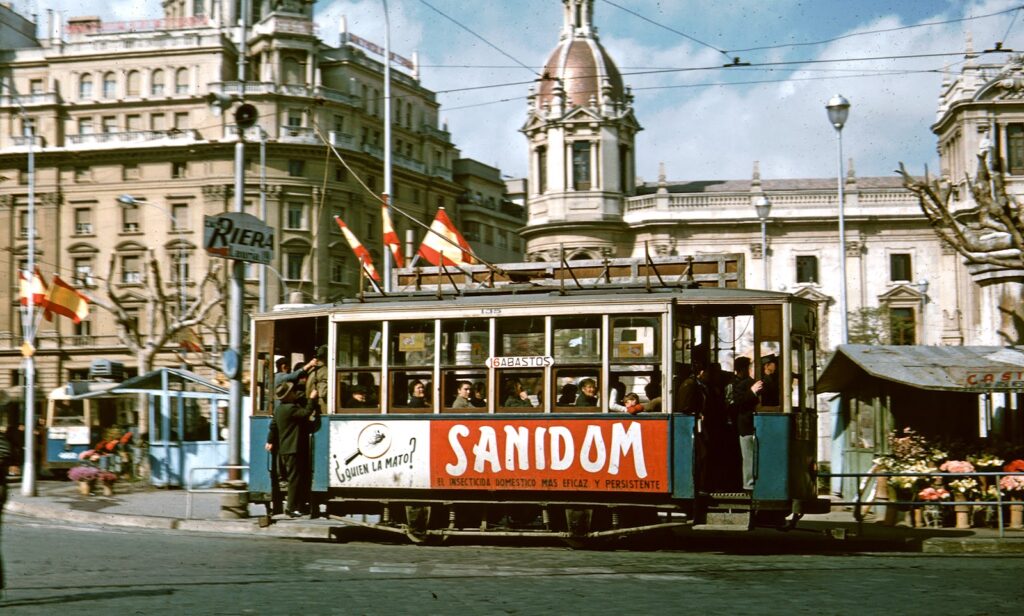 Valencia, 1955: cuando tranvías y coches se cruzaban a los pies del Miguelete 2 tranvias y coches se cruzaban a los pies del Miguelete 1