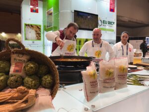 un grupo de personas frente a una mesa con comida