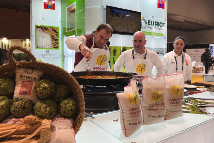 un grupo de personas frente a una mesa con comida
