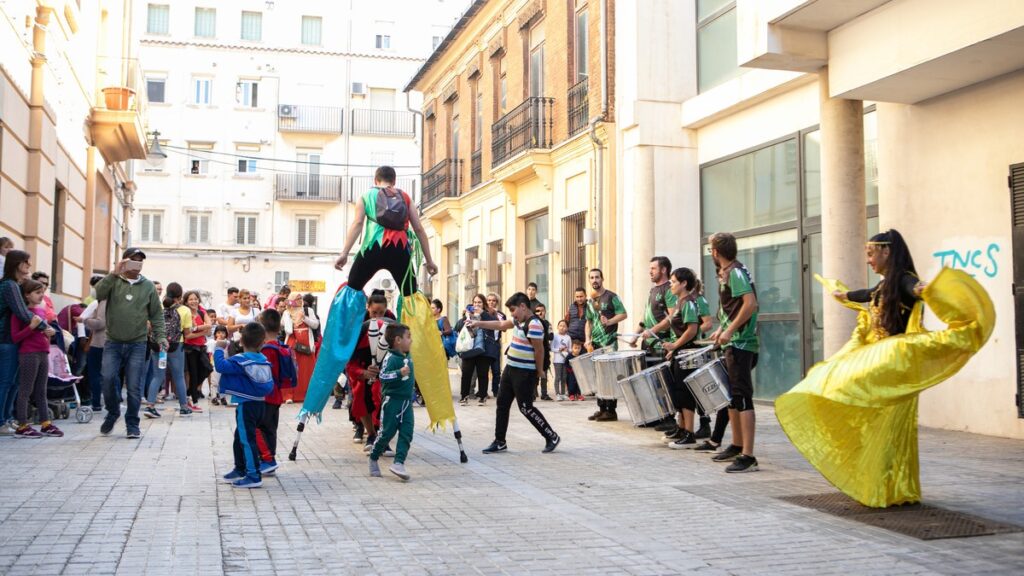 0213 Circ al carrer ©Mike Water