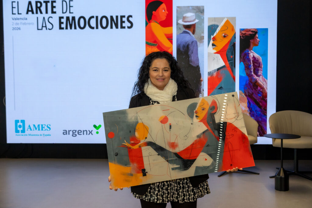 Ana Fabra paciente de miastenia con la obra que le representa