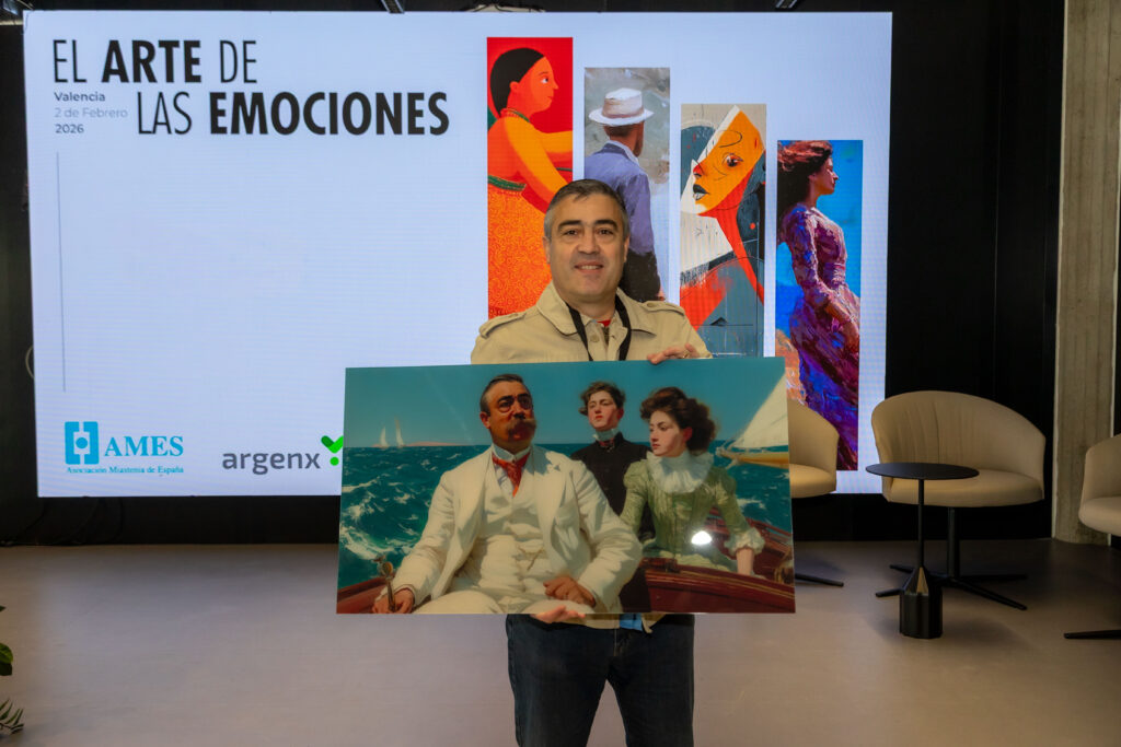 Antonio Mota paciente de miastenia con su obra