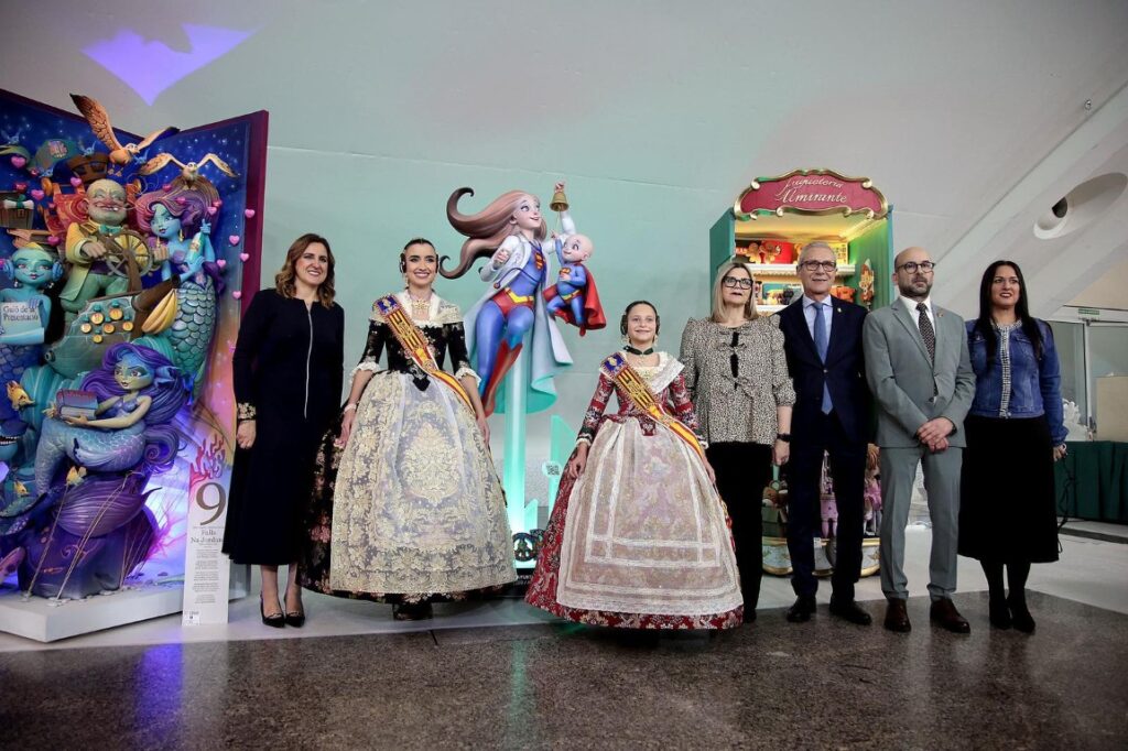Catala inaugura la Exposicion del Ninot 2 Mediana