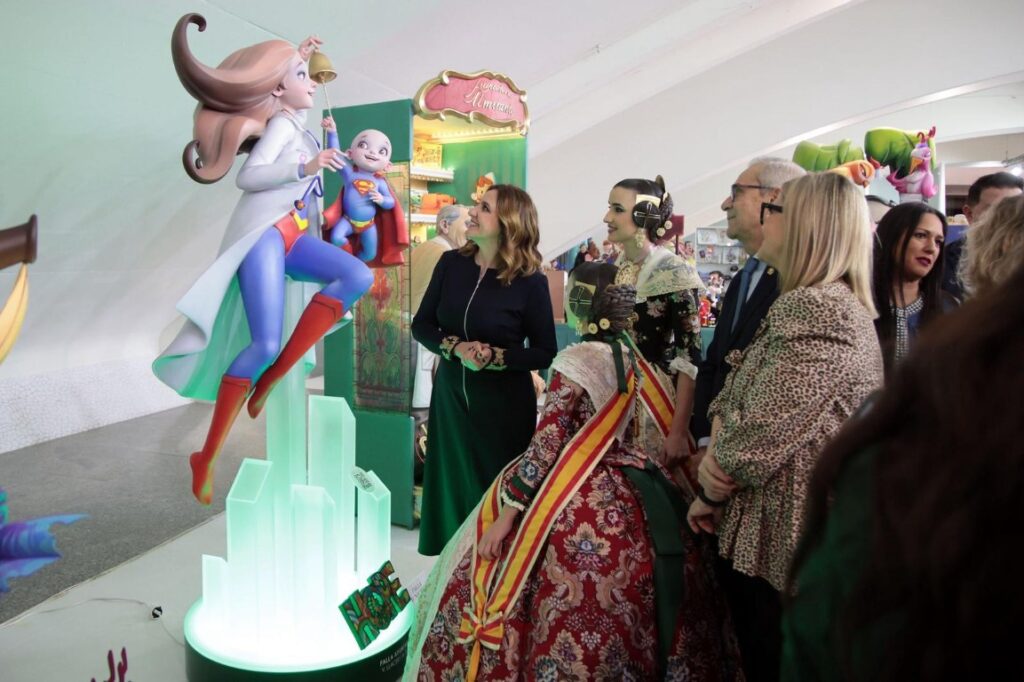 Catala inaugura la Exposicion del Ninot 7 Mediana