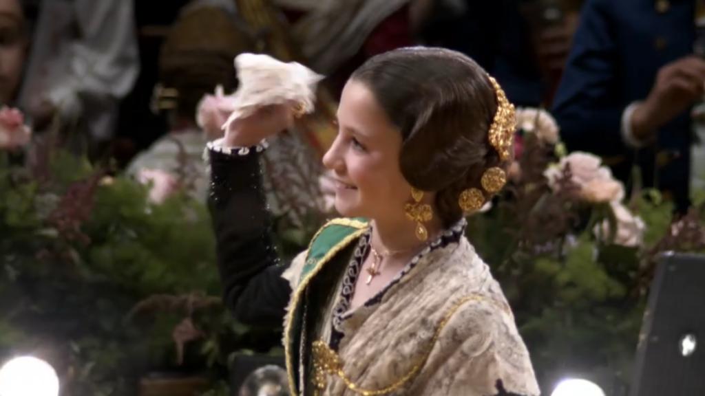 El saludo protocolario de las Falleras Mayores: simbolismo y tradición en las Fallas 18 El saludo protocolario de la Reina de Castellon y la Bellea del Foc que casi nadie sabe por que 1