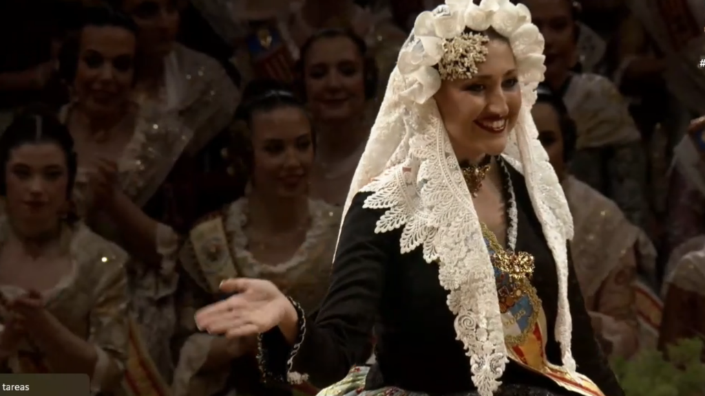 El saludo protocolario de las Falleras Mayores: simbolismo y tradición en las Fallas 19 El saludo protocolario de la Reina de Castellon y la Bellea del Foc que casi nadie sabe por que 2